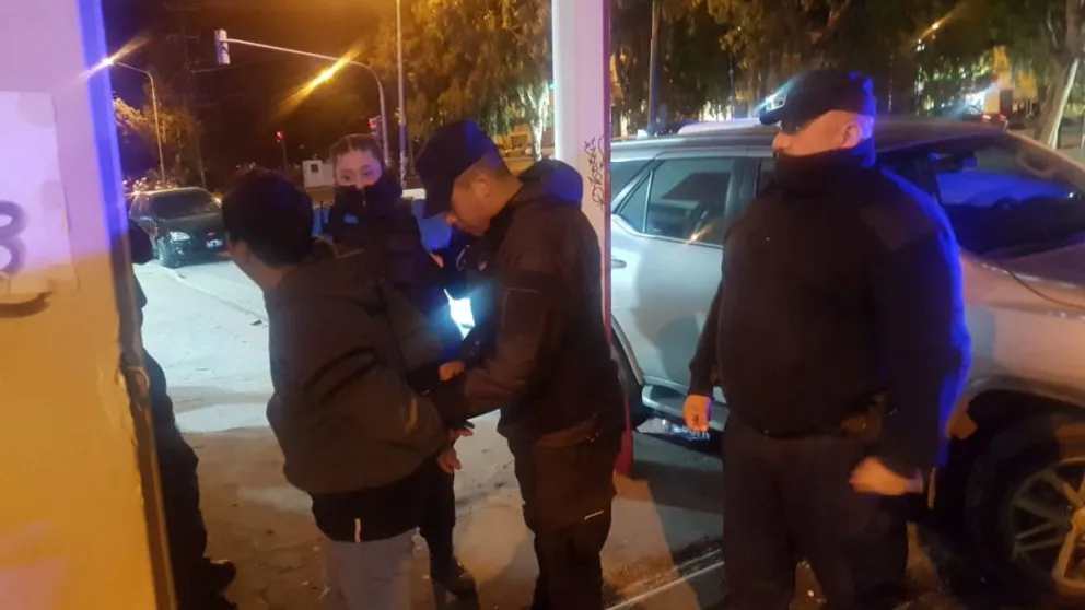 Estaba afuera de un boliche y resultó tener pedido de captura