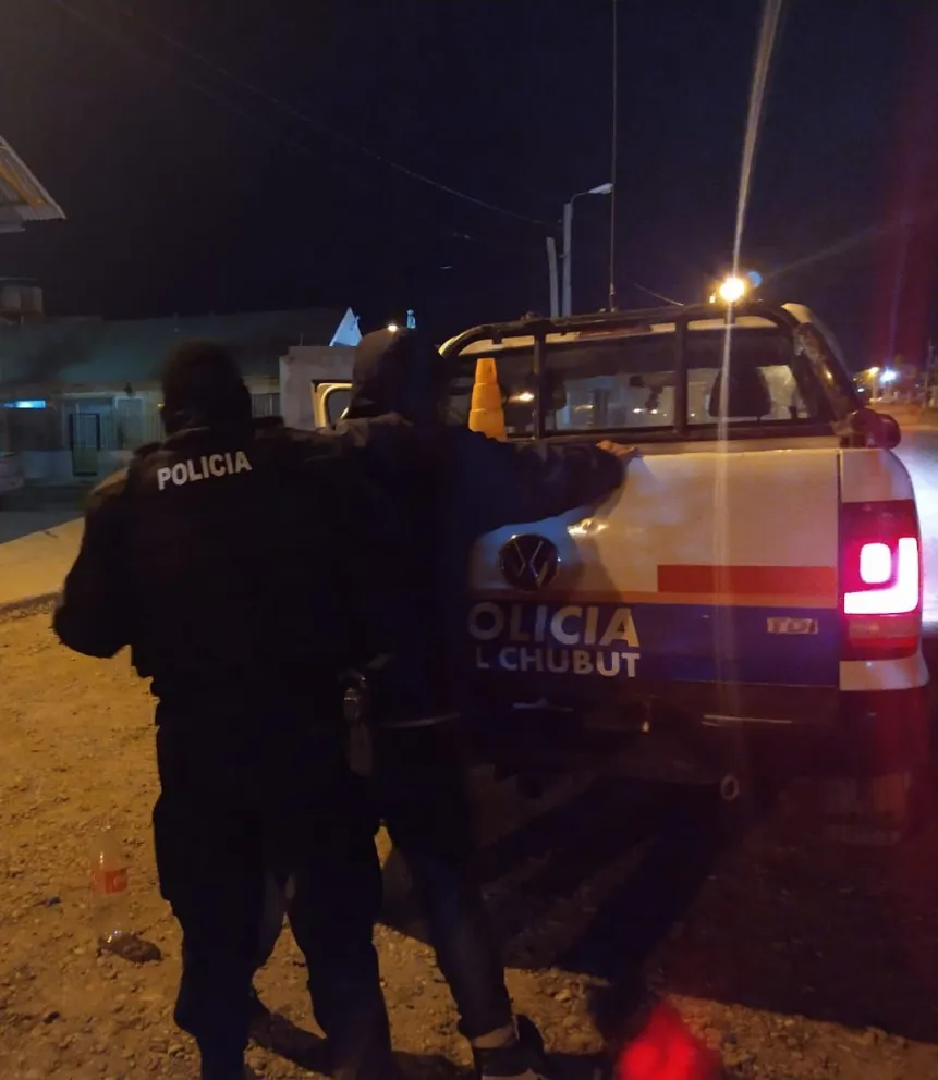 Golpeó a un efectivo policial en un local bailable y fue aprehendido 