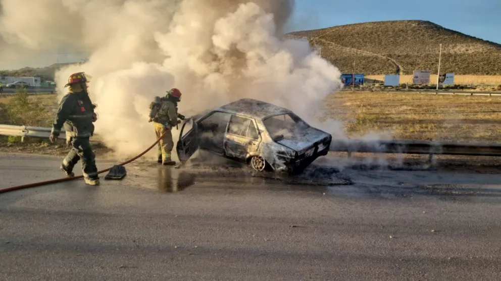 Chocó en la rotonda de ruta 3 y 26 y se incendió su auto