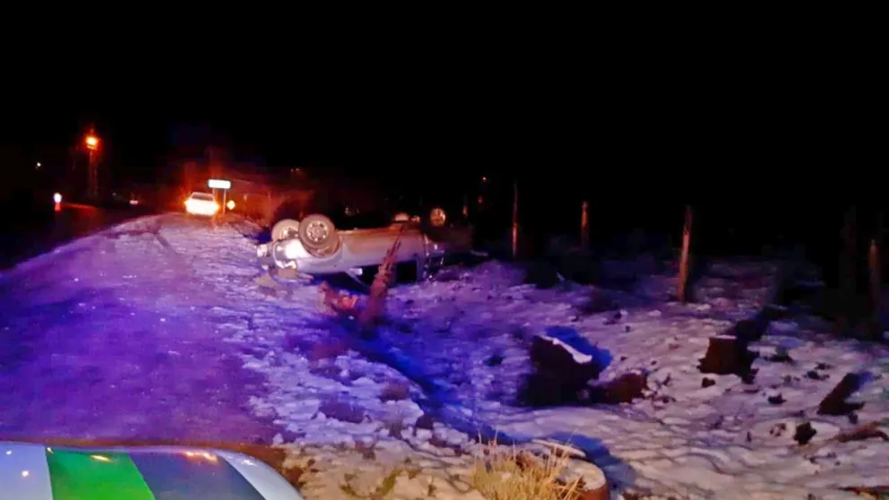 Volcó y abandonó su camioneta: fue a buscarla su papá