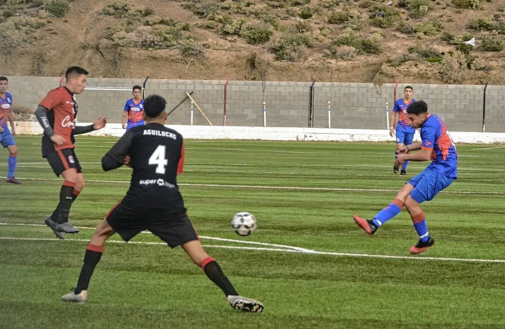 En la punta solo siguen CAI y Huracán
