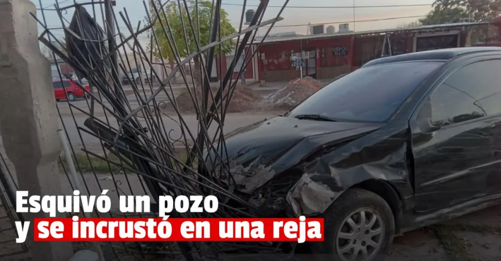 Una mujer quiso esquivar un pozo y terminó chocando contra la reja de una casa