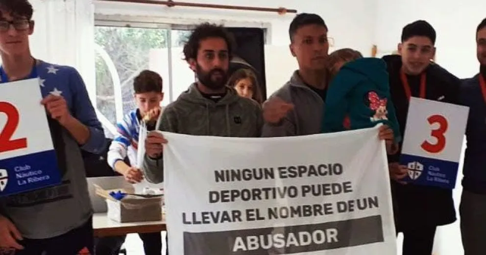 Una bandera que marca una firme posición: creer y no callar