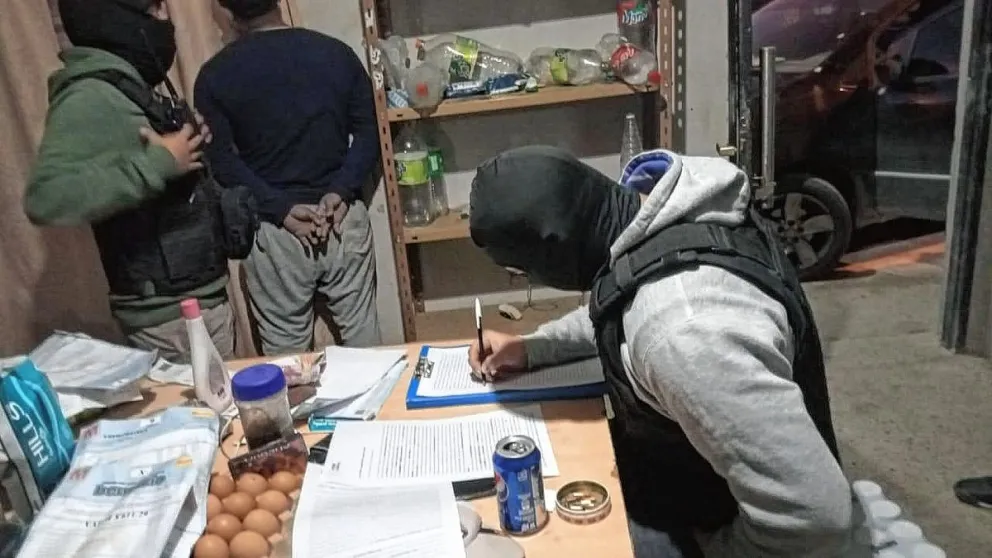 Un policía perdió su billetera, un hombre la encontró y usó su tarjeta para hacer compras