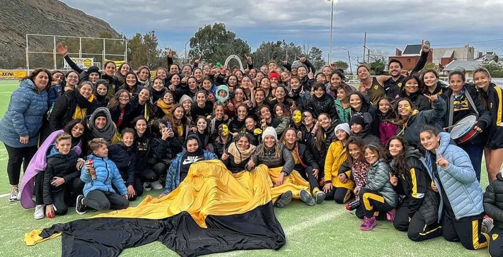 Las chicas de Náutico Rada Tilly celebraron al vencer a Chenque