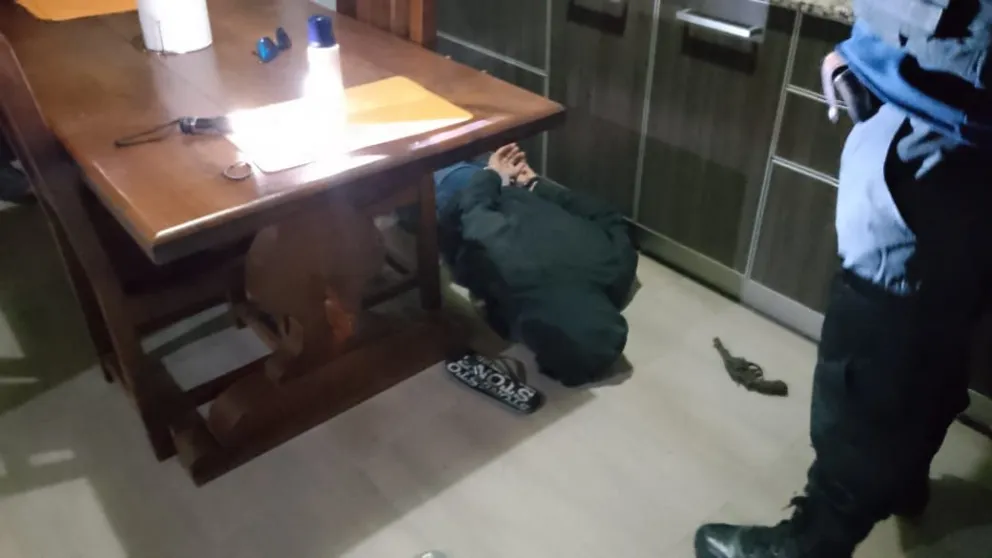 Entró a robar en una vivienda y apuntó contra los efectivos con un arma 