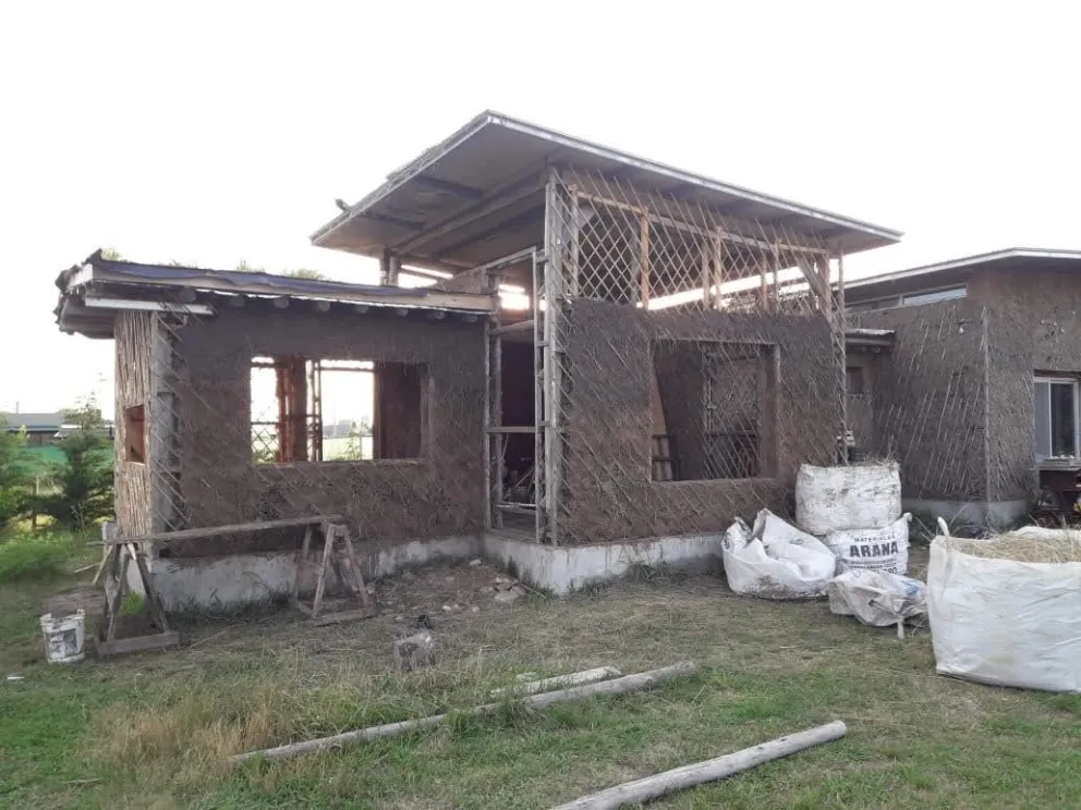 ¿Está permitido construir con tierra cruda o adobe en Roca?