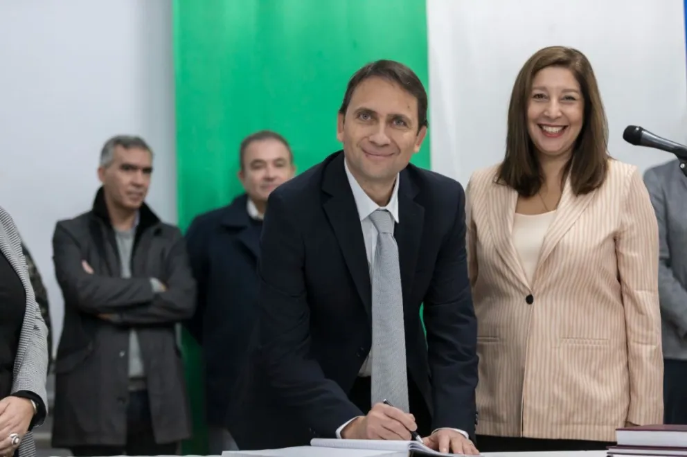 La Gobernadora tomó juramento al nuevo ministro de Educación y Derechos Humanos