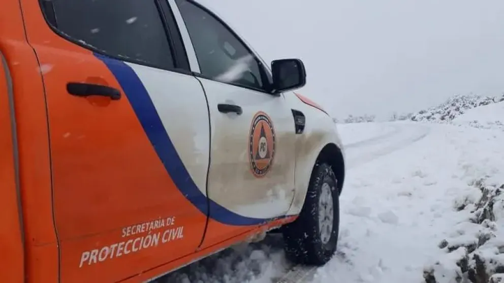 Se realizan trabajos de prevención por la intensa nevada entre Bariloche y El Bolsón