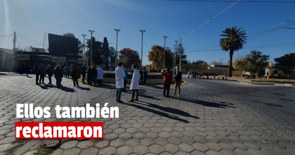 A la par de los docentes, personal de Salud reclamó en el Hospital Marcial Quiroga    