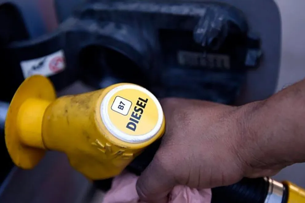 Se agrava la escasez de combustible y en ocho provincias ya venden “gasoil blue” 