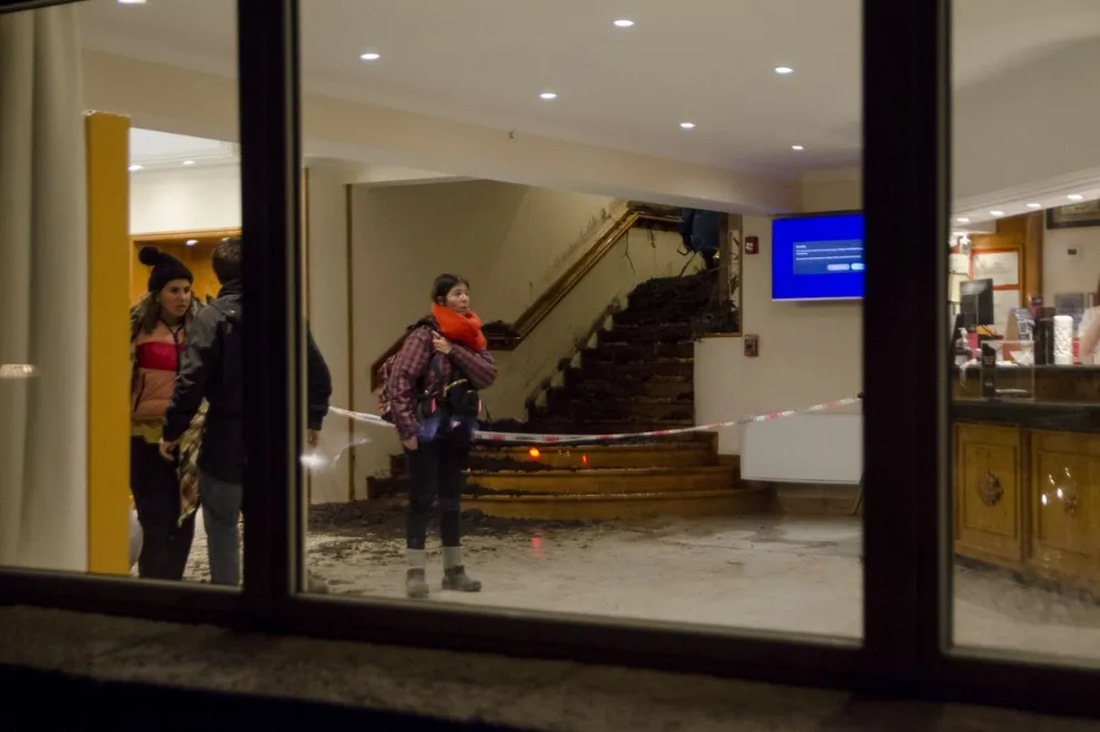 Se estima que entre 24 y 48 horas se podrán reanudar las tareas de rescate dentro del hotel