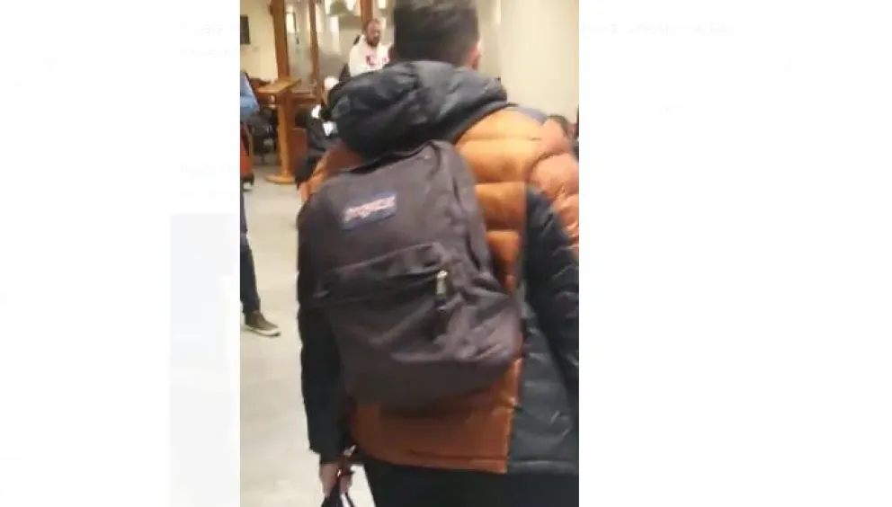 El momento en que se retiraban los turistas de Villa Hunid tras el deslave