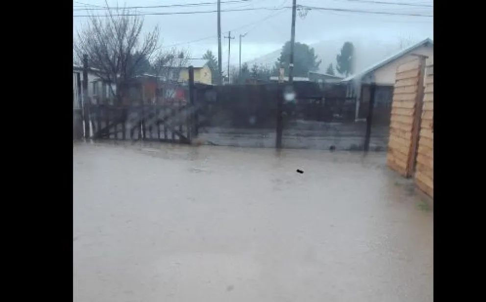 Calles inundadas y terrenos anegados son la variable en el barrio El Frutillar 
