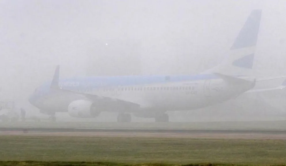Vuelos: más de 40 viajes demorados y cancelados en Ezeiza y Aeroparque por la intensa niebla