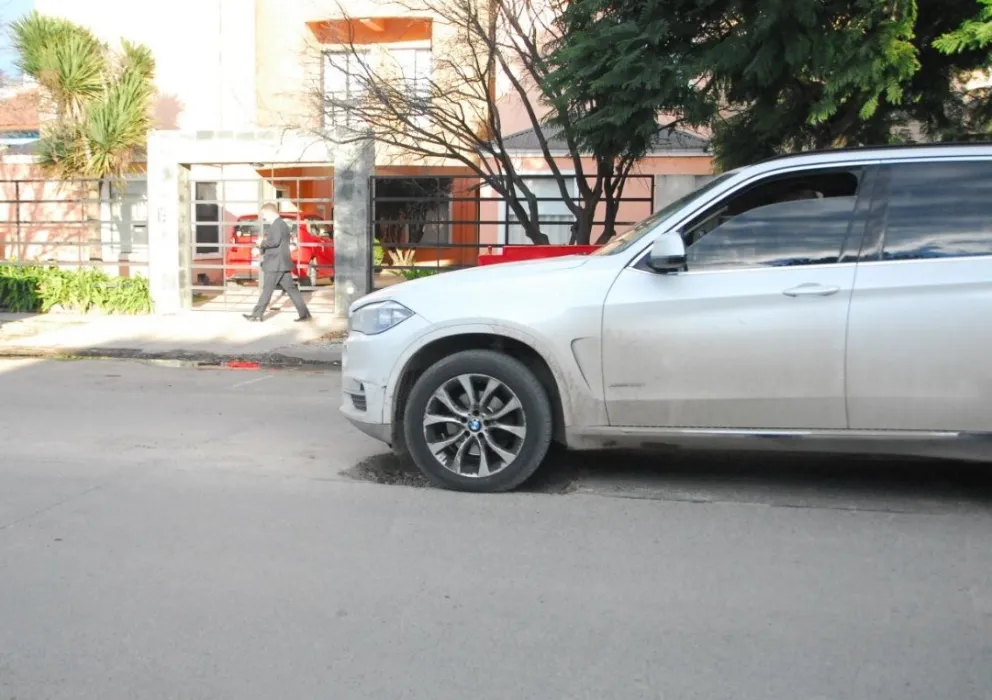 Un pozo de la calle Namuncurá está generando estragos: sin señalización, un auto rompió una cubierta  