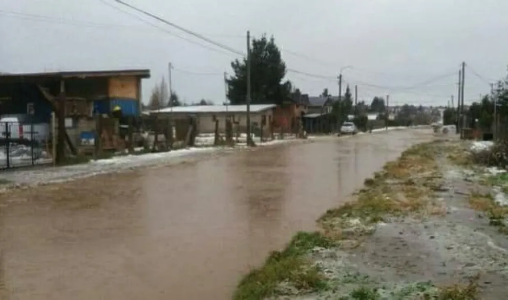 Desde el municipio asistieron con nylon y colchones a familias afectadas por el temporal