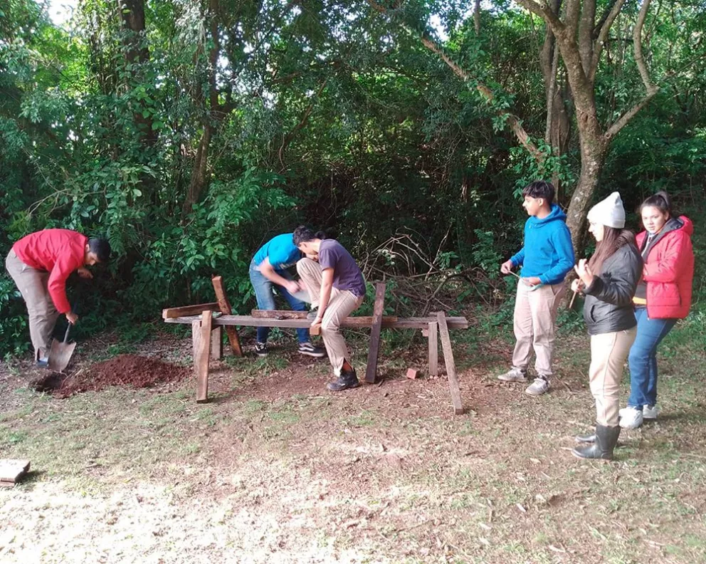 Colocaron bancos de madera reciclada en la Reserva Municipal “Tajy Poty”  