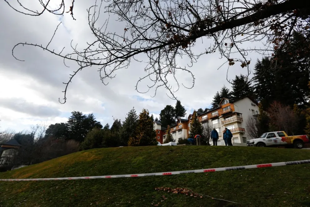 A contrarreloj, comenzaron a remover los sedimentos que arrastró el alud en Villa Huinid