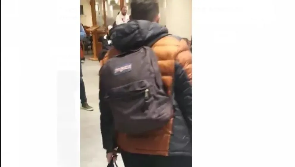El momento en que se retiraban los turistas de Villa Huinid tras el deslave