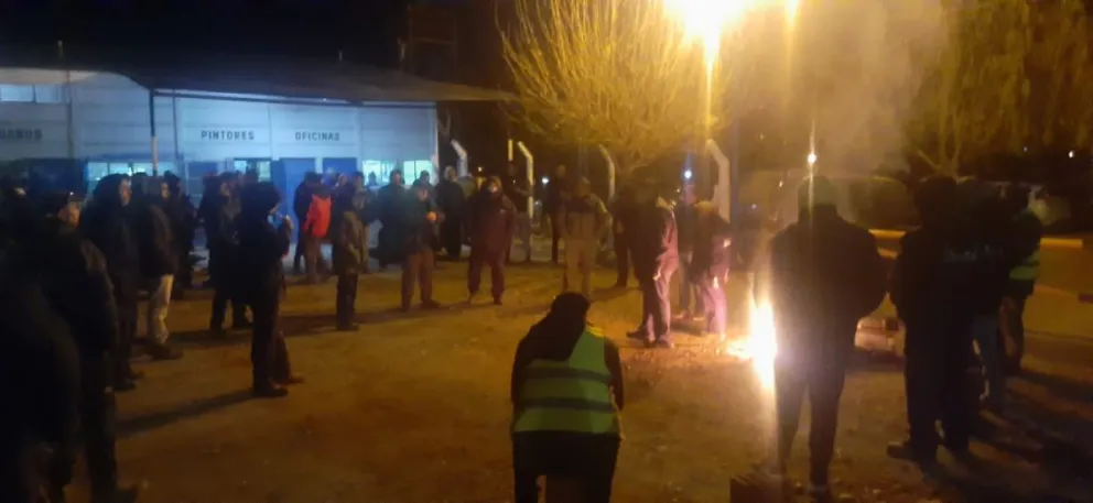 Protestas en el Obrador Municipal: "seguiremos acá hasta que reincorporen a los dos despedidos"