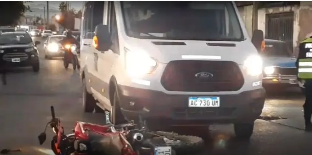 Se produjo un terrible siniestro vial entre una moto y una trafic