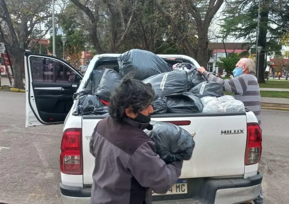 Una movida solidaria entregó gran cantidad de indumentaria a familias carenciadas de Viedma