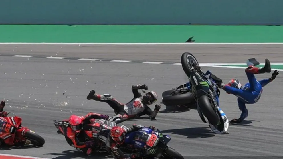 Video: un motociclista japonés se salvó de milagro en un terrible accidente