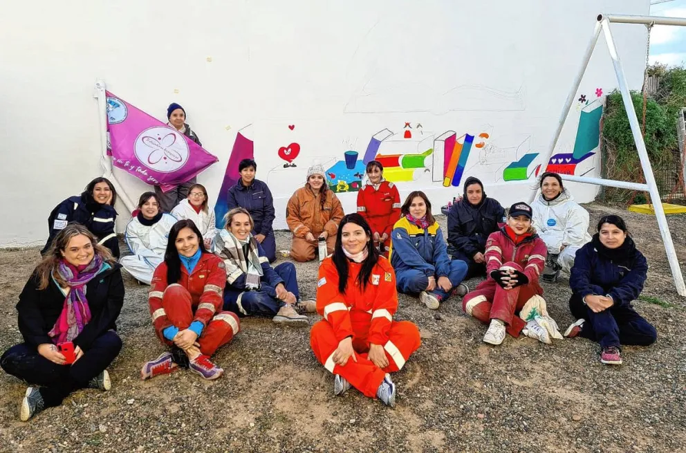 Petroleros Jerárquicos pintaron un mural en el marco del 50° Aniversario de la Escuela N°519