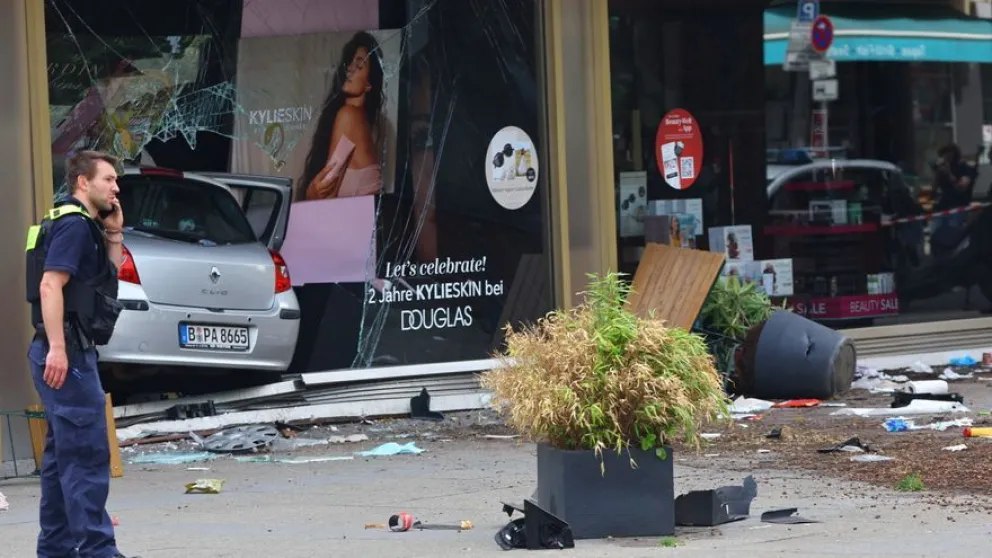 Atravesó un centro comercial con su auto y mató a una persona e hirió a otras ocho