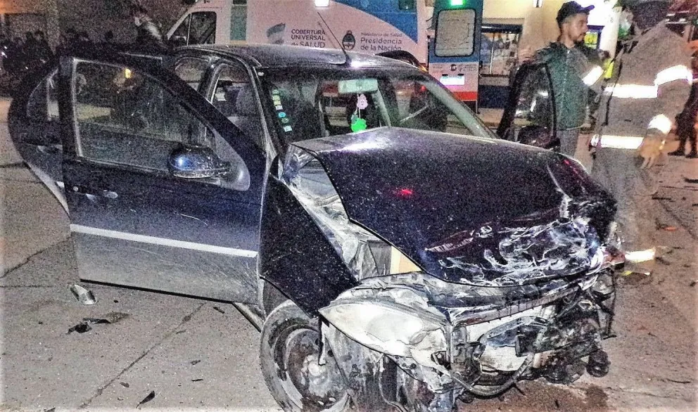 Dos heridos en violento choque de autos en esquina con semáforos del radio céntrico de Trelew