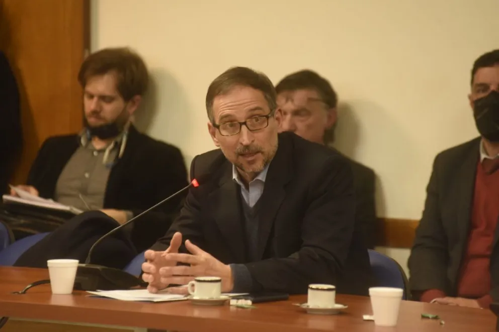 Agustín Domingo: “las empresas de transporte ganan plata, los usuarios pierden como en la guerra”