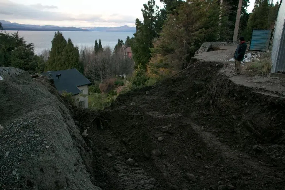 Tragedia en Bariloche: “Los cuerpos estaban en la cama, bajo 100 toneladas de tierra”
