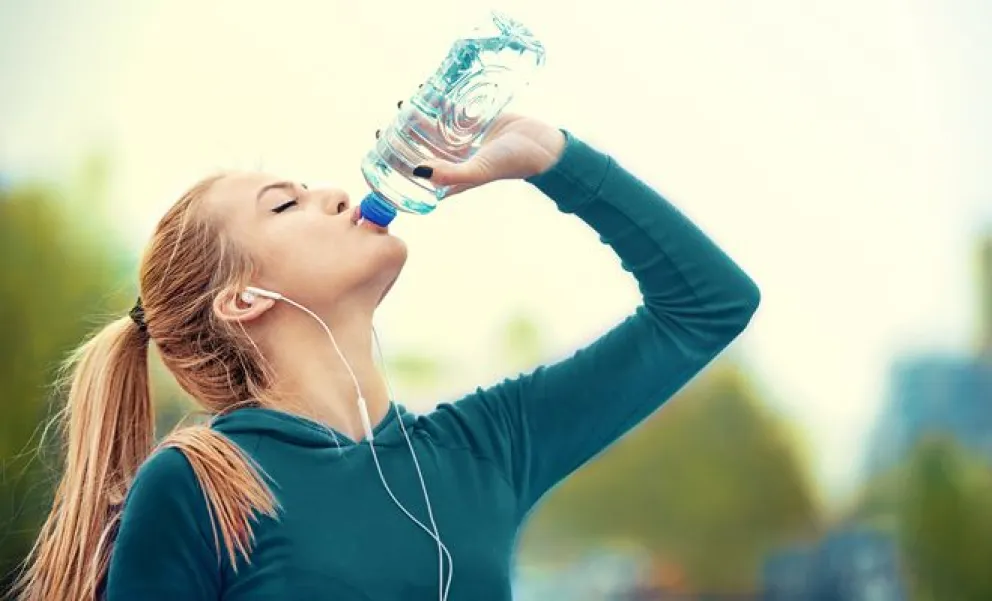 ¿Por qué es importante tomar 2 litros de agua por día?