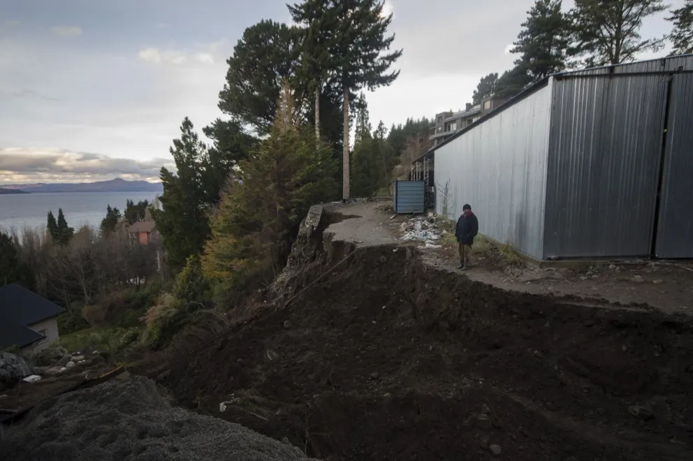 Retiraron unas 50 tonelada de tierra y piedras para encontrar a los turistas fallecidos