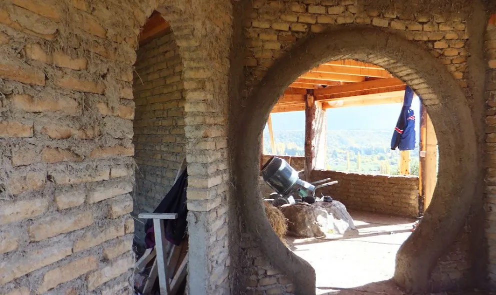 Polémica por las viviendas de barro: ¿son más baratas y seguras que las de construcción tradicional?