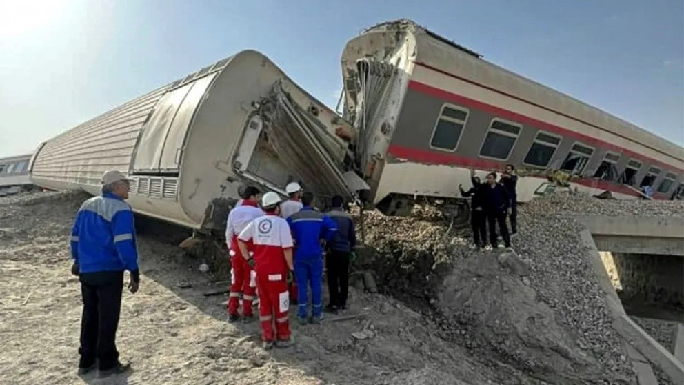 Irán: al menos 21 muertos y casi un centenar de heridos por el descarrilamiento de un tren