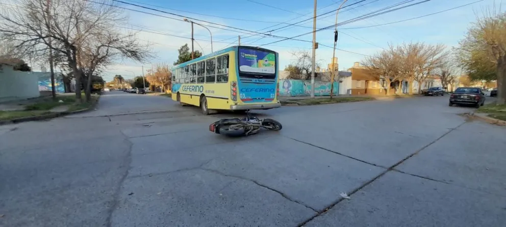 Un motociclista le pegó al medio a un colectivo y sólo se lastimó una mano