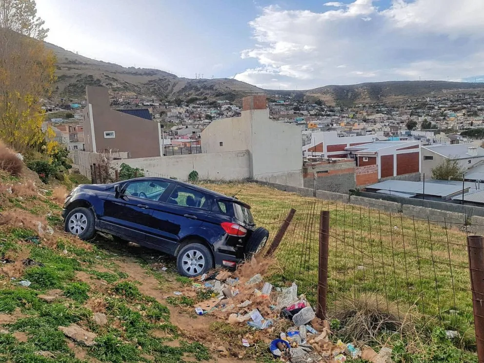 Una Ecosport que robaron anoche apareció desbarrancada esta tarde en barrio Jorge Newbery