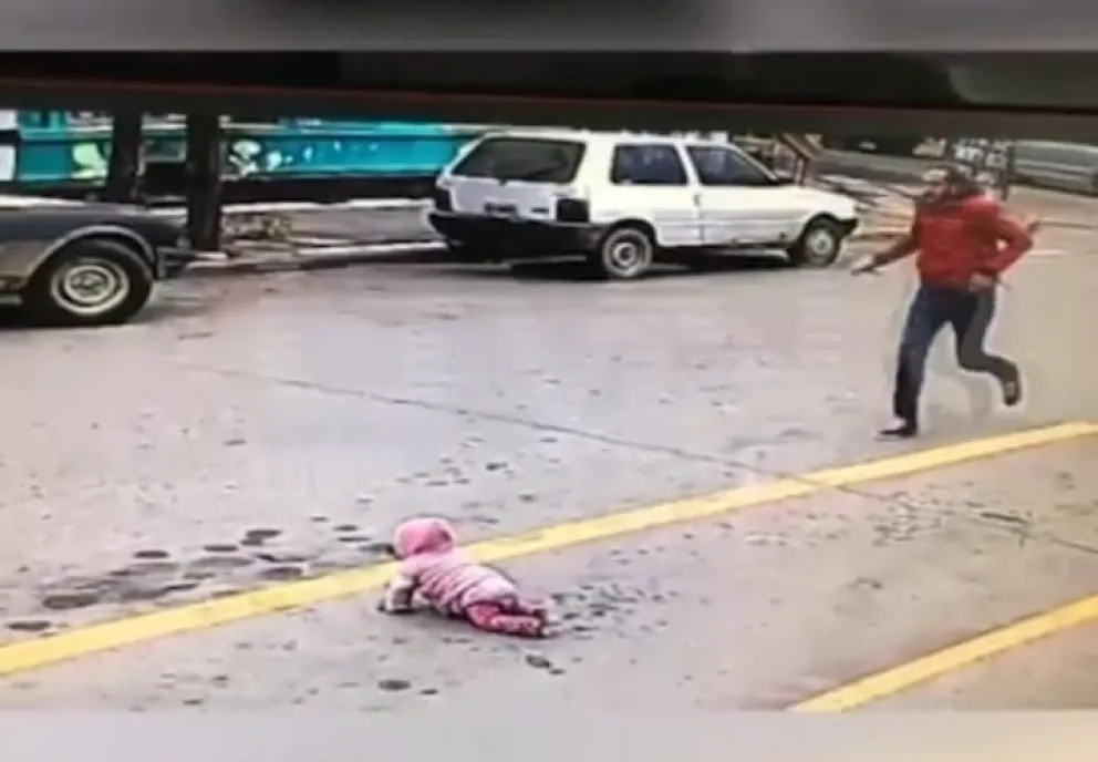 Video: increíble rescate de un hombre a una beba que cruzaba la calle gateando 
