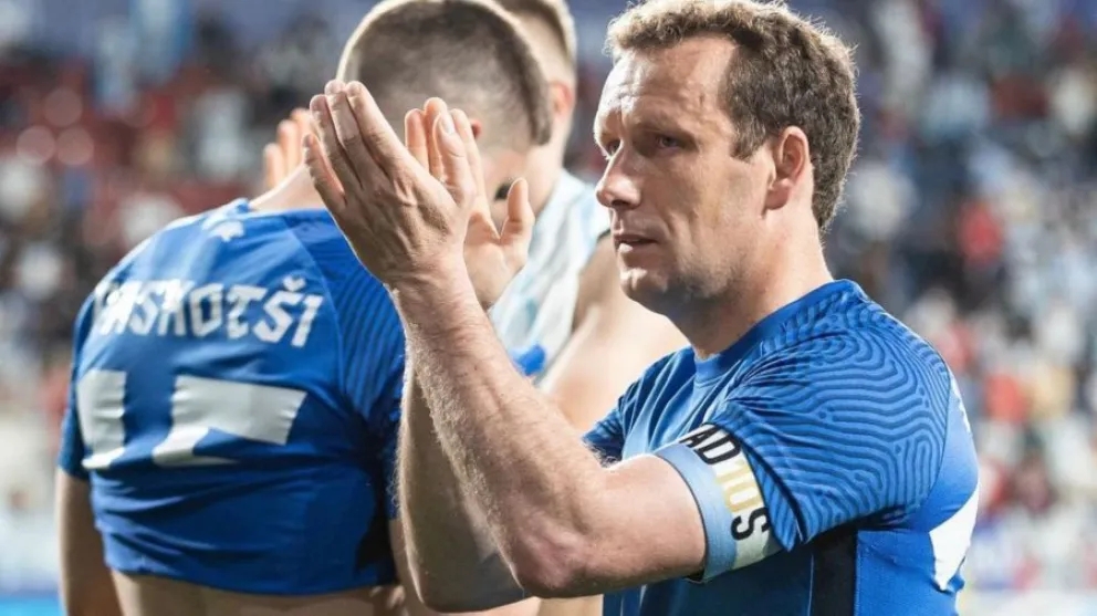 El capitán de Estonia y su confesión tras usar la cinta de Maradona