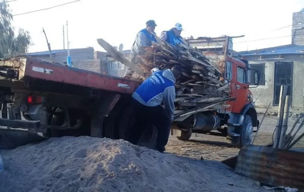 Trabajadores solidarios: repartieron leña gratis a merenderos de la ciudad sin gas 