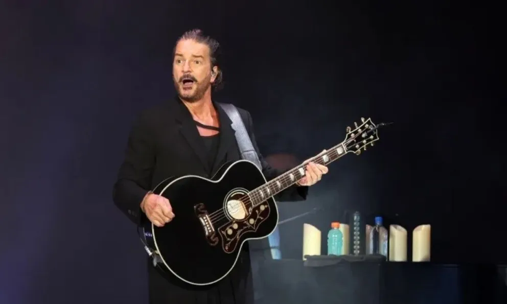 Una fan se desnudó en un show de Ricardo Arjona y él se olvidó la letra de su canción
