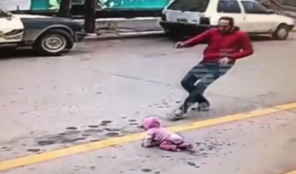 VIDEO: Una bebe cruzó la calle gateando y un hombre la salvó de que la atropellen
