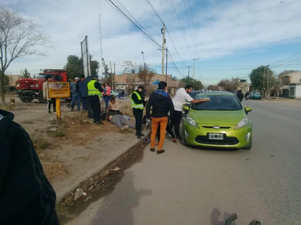 Relato salvaje: chocaron, se pelearon y le reventó el parabrisas con el casco