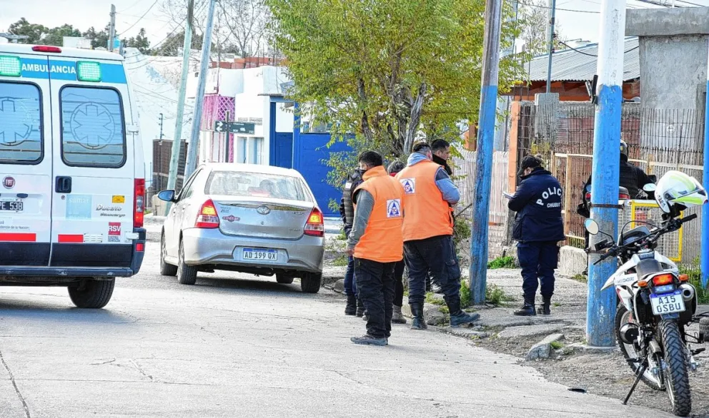 Un hombre fue hospitalizado tras arrojarse de su  moto para evitar ser embestido por una pick up