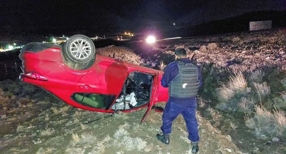 Impresionante vuelco vehicular en la ruta 26 frente a Cerro Dragón