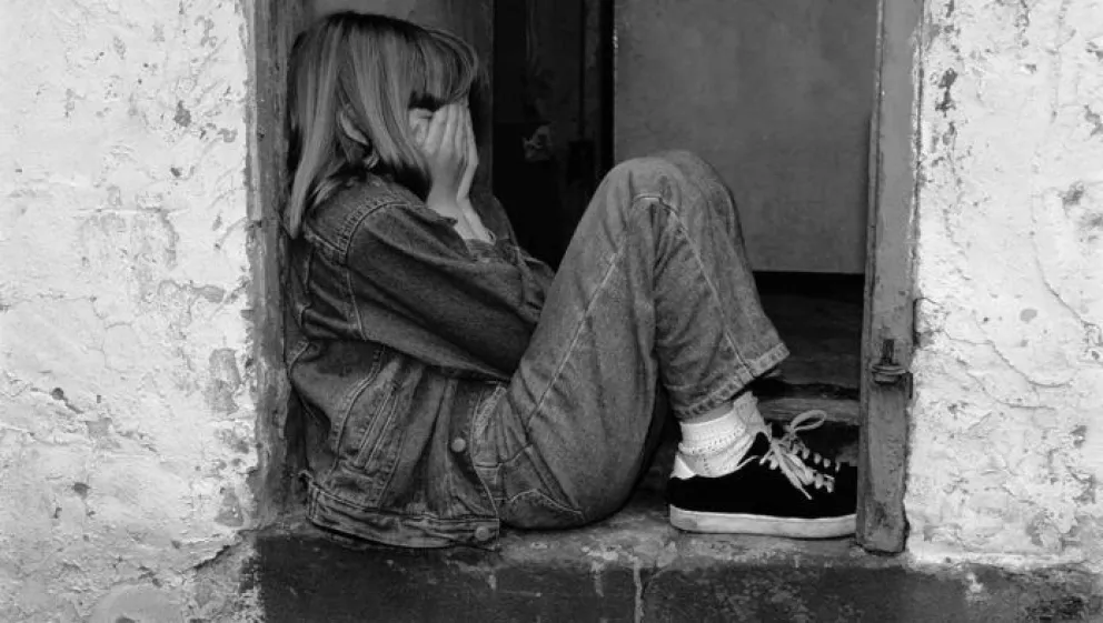 Prisión preventiva para acusado de violación: Tenía prisión domiciliaria y acosaba a la víctima