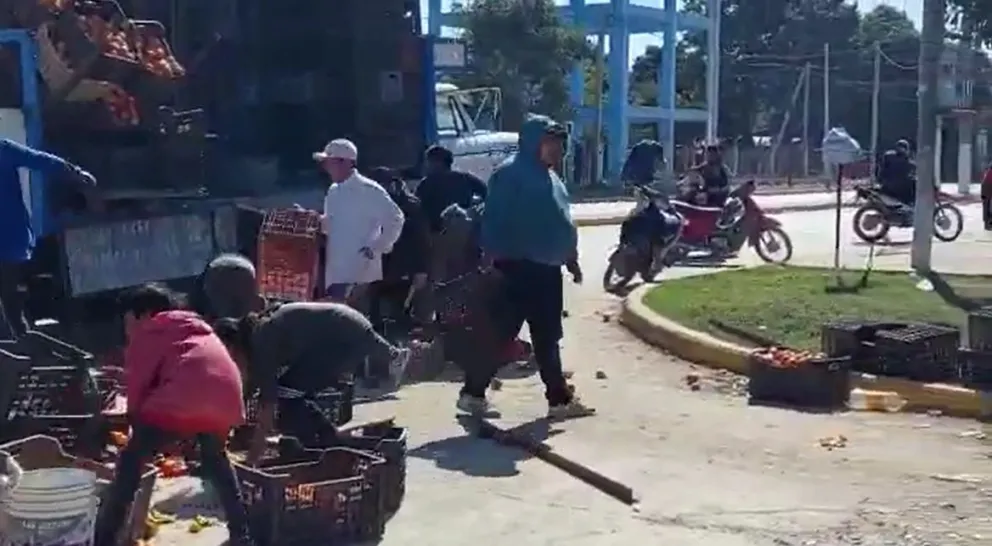 Un camión de verduras volcó y los vecinos se llevaron todo