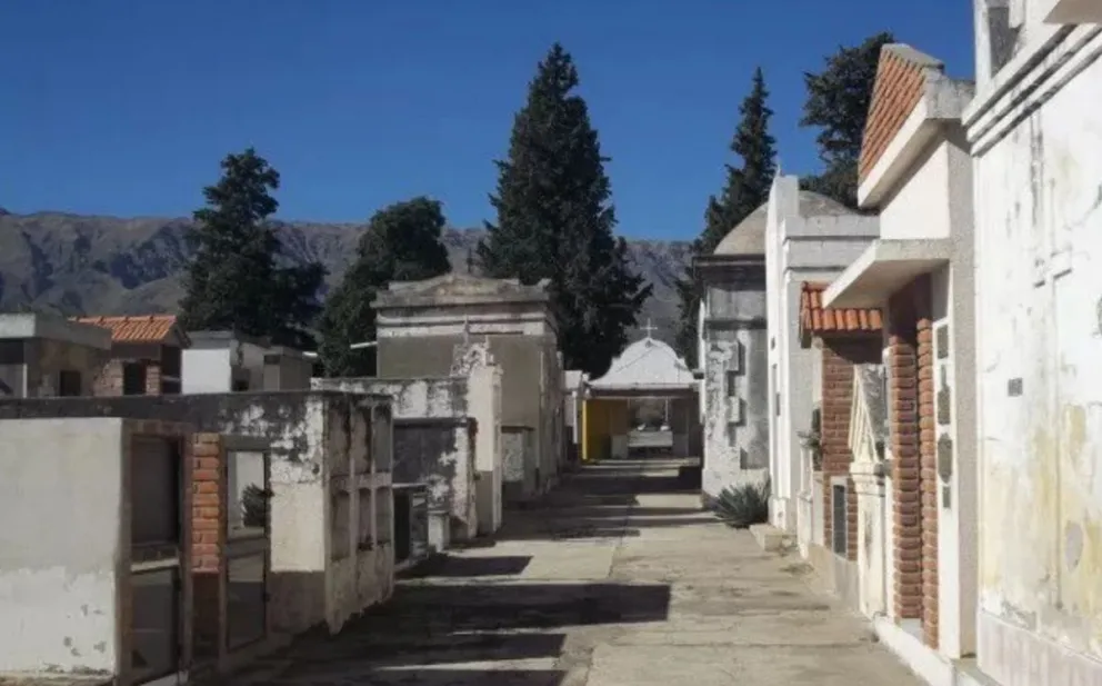 Vecinos piden por la puesta en valor del cementerio local